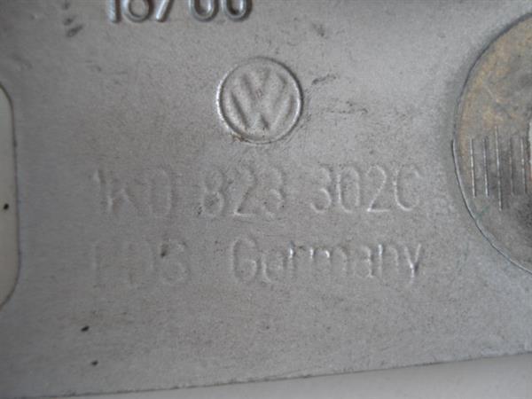 VWGO0305572 VW Golf 2004-2008 | Μεντεσές Καπό Δεξιός